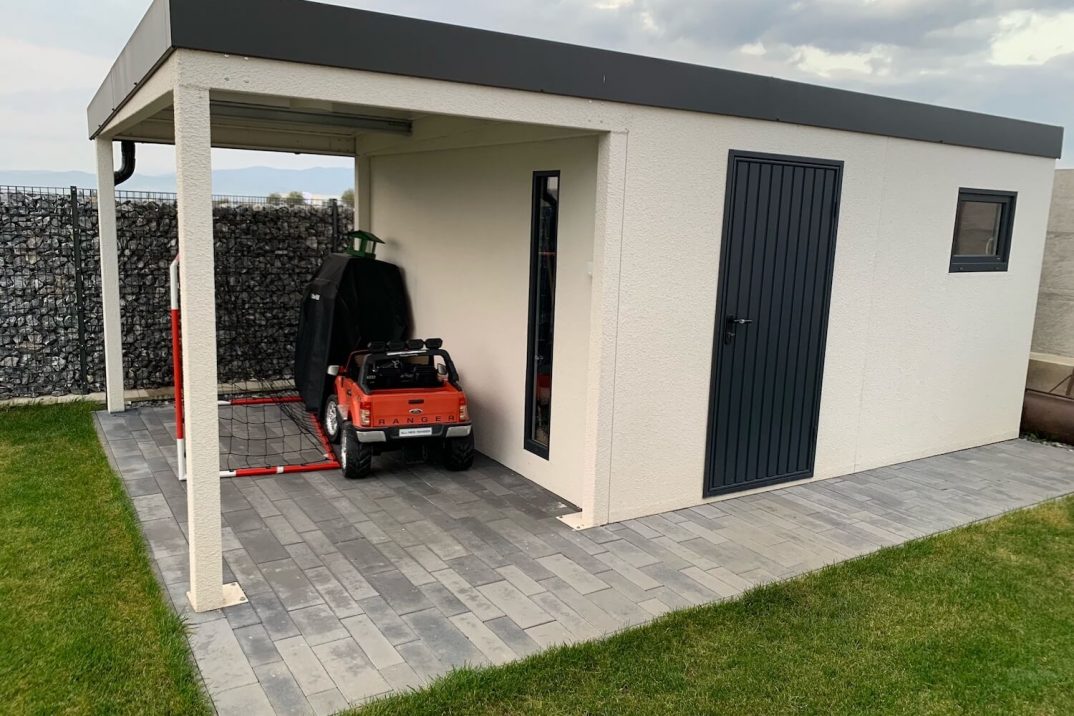 Záhradný domček s bráničkou a hracím autíčkom pod prístreškom na záhrade