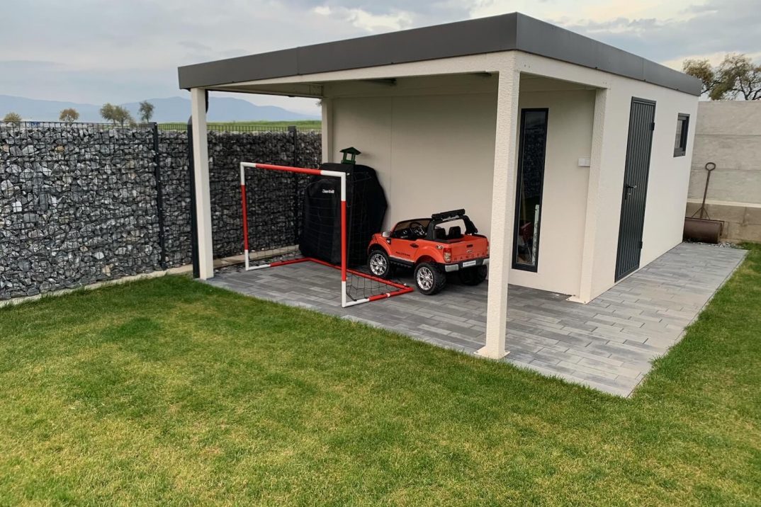 Záhradný domček s prístreškom na záhrade s hračkami