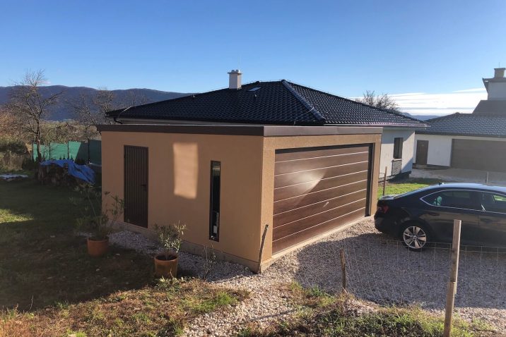 Auto zaparkované pred garážou