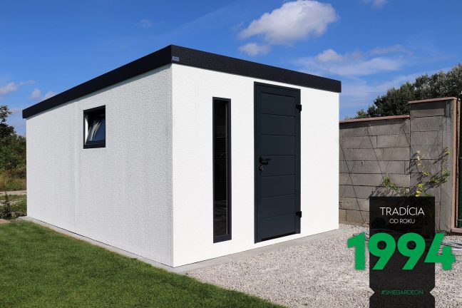 Biely záhradný domček na záhrade