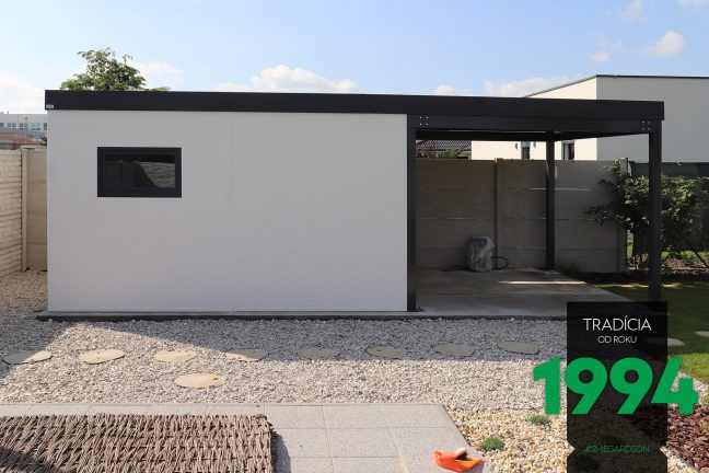 Biely záhradný domček s prístreškom