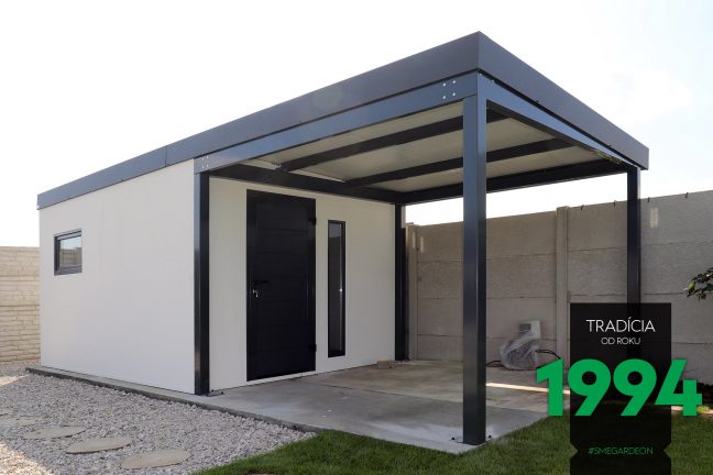 Biely záhradný domček s predným prístreškom