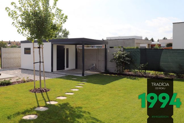 Biely záhradný domček s prístreškom na záhrade