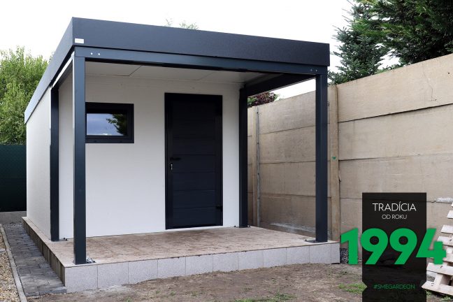 Záhradný domček bielej farby s prístreškom