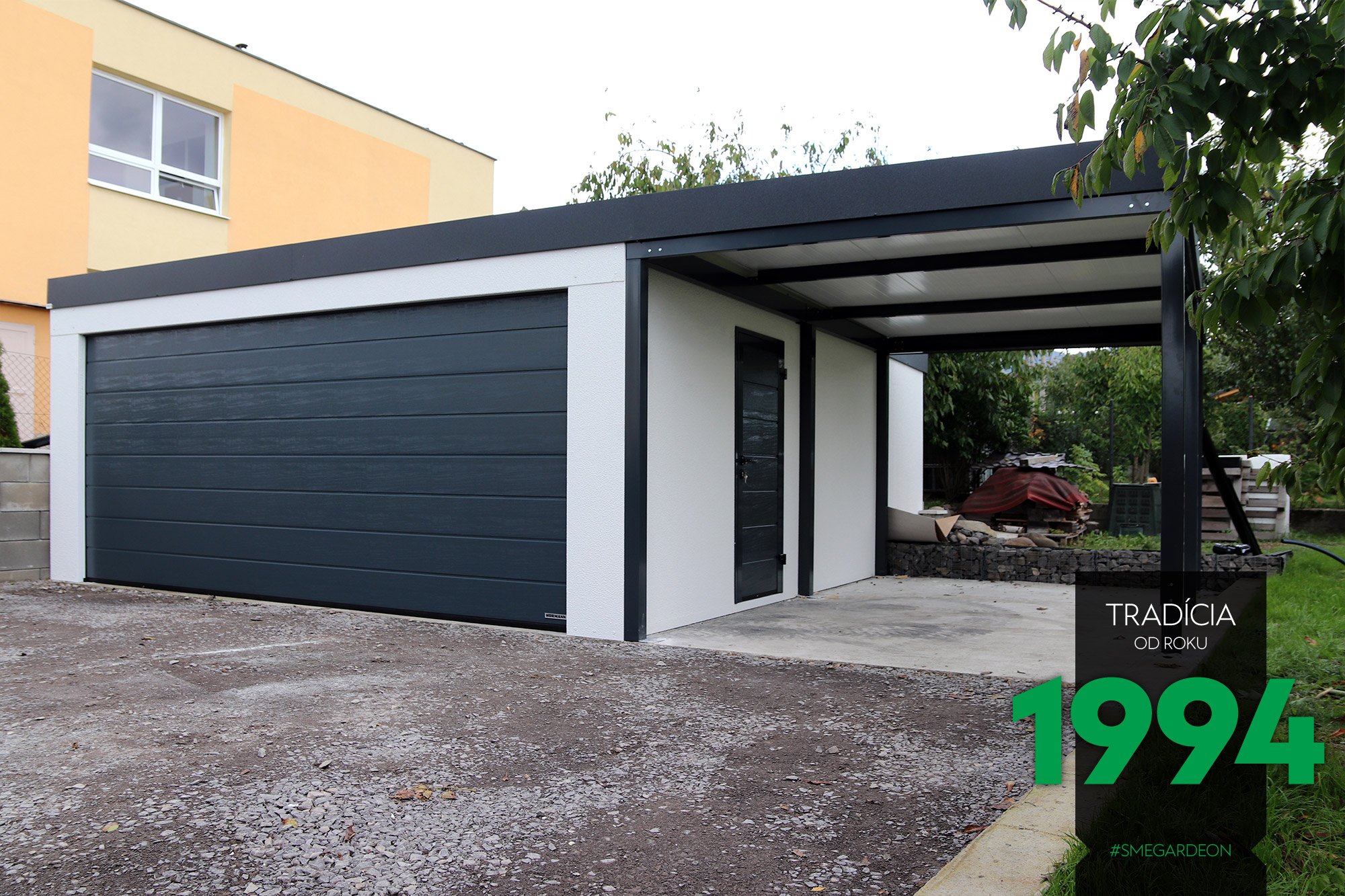 Garáž pre dve autá s prístreškom z ľavej strany