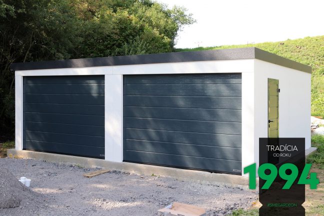 Dvojgaráž bielej farby s tmavými bránami