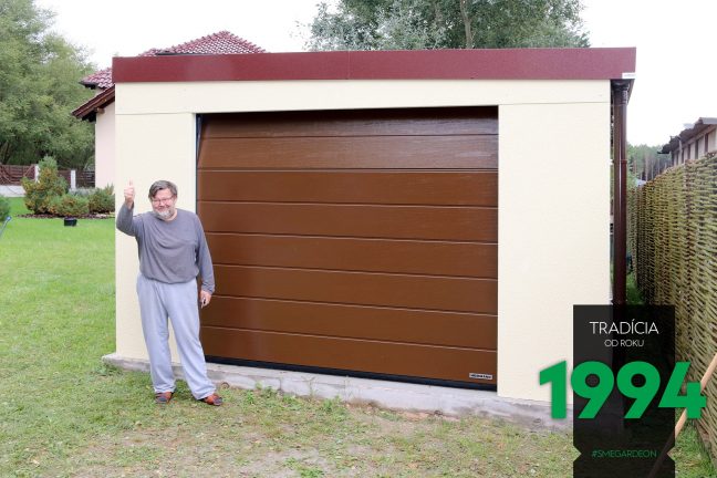 Spokojný zákazník pri svojej žltej garáži