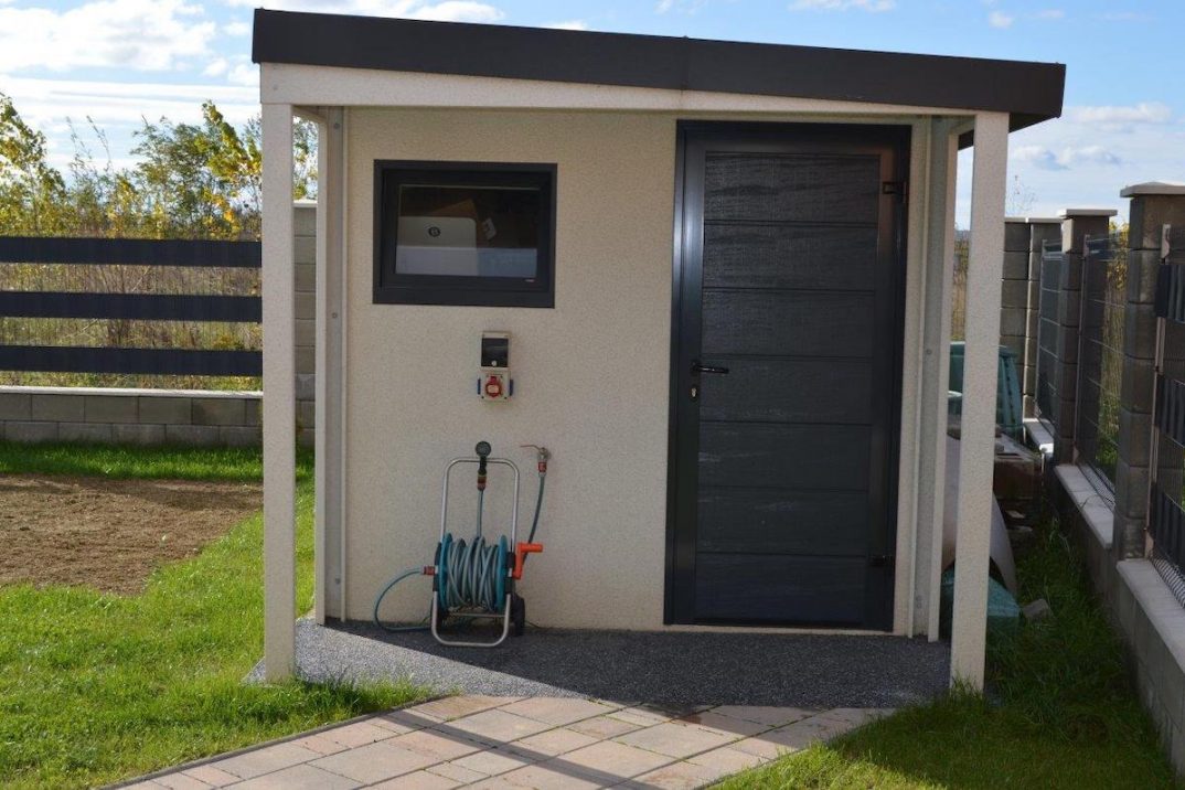 Záhradný domček s tmavou atikou