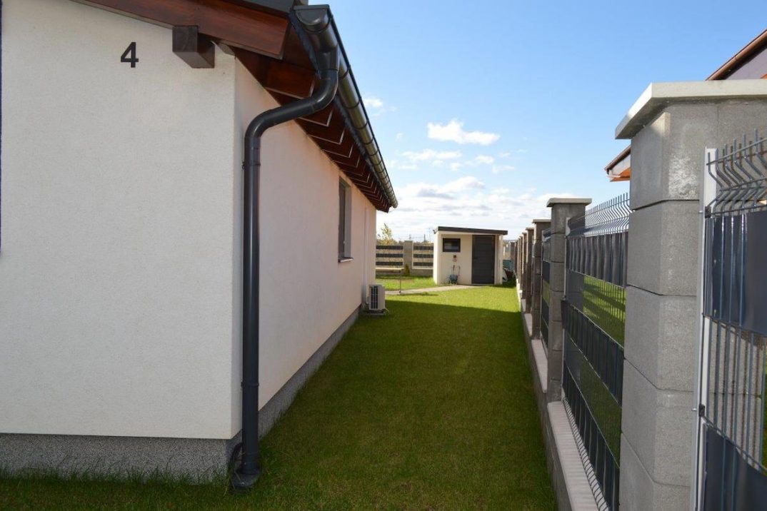 Záhradný domček vzadu v záhrade