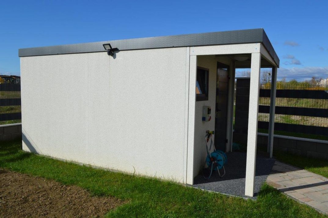 Záhradný domček z ľavej strany