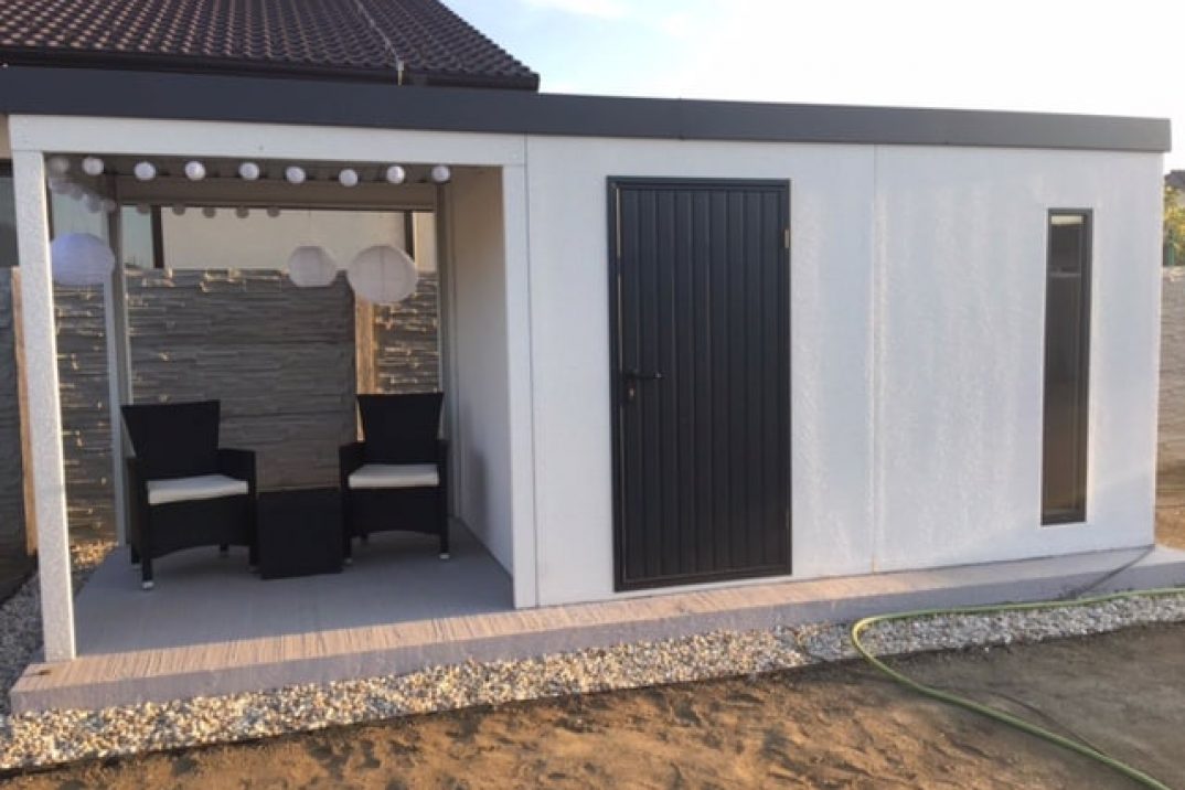 Záhradný domček s prístreškom a posedením