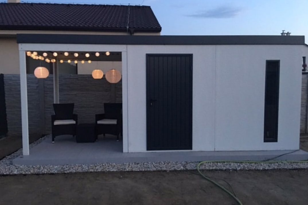 Záhradný domček s lampiónmi