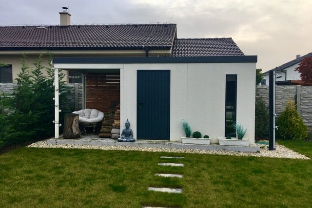 Záhradný domček s prístreškom a makadám po obvode