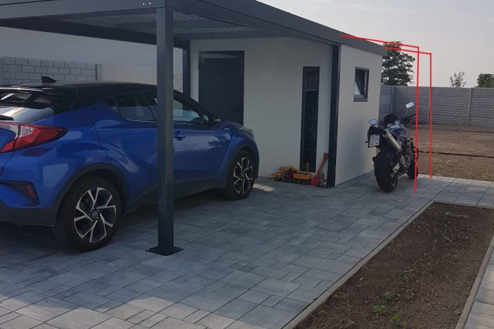 Záhradný domček s prístreškom a motorkou