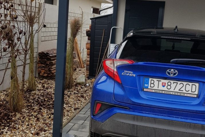 Záhradný domček s prístreškom pod auto