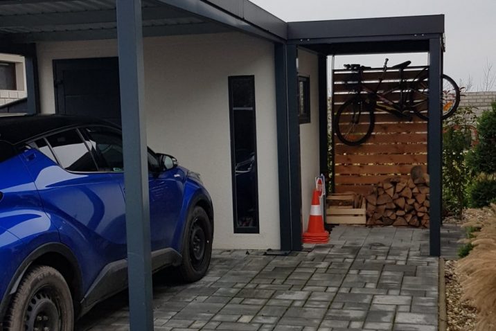 Záhradný domček s prístreškom pod autom a s menším prístreškom