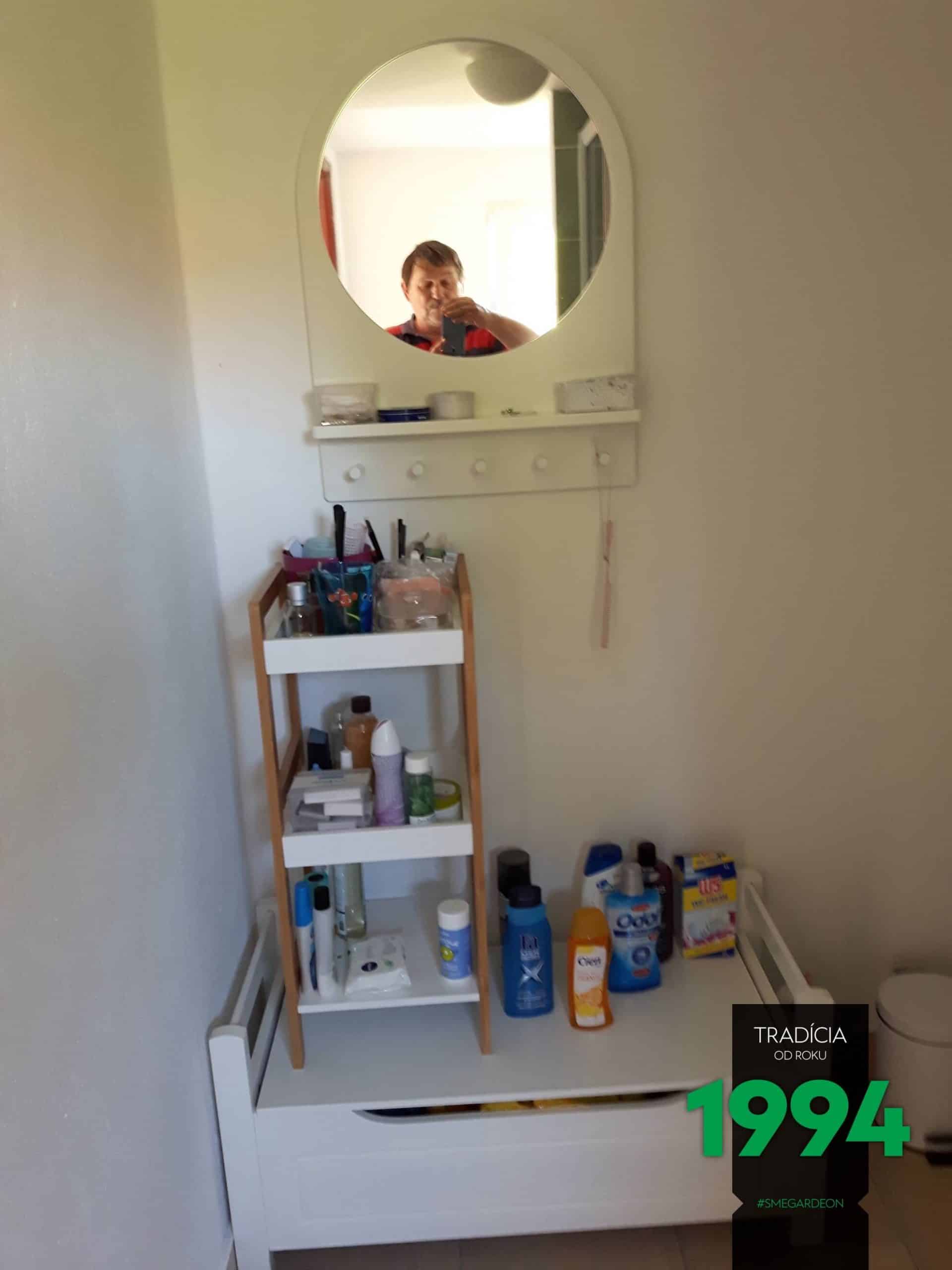 Zrkadlo s drogériou v záhradnom domčeku