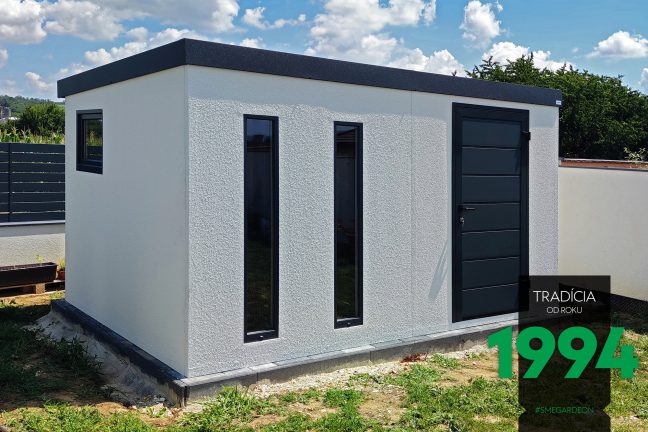 Záhradný domček v bielej omietke