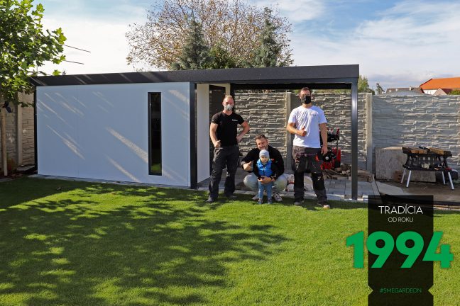Spokojný zákazníci s montážnikmi pri záhradnom domčeku