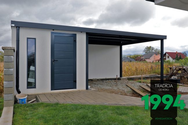 Záhradný domček s prístreškom s vchodom spredu