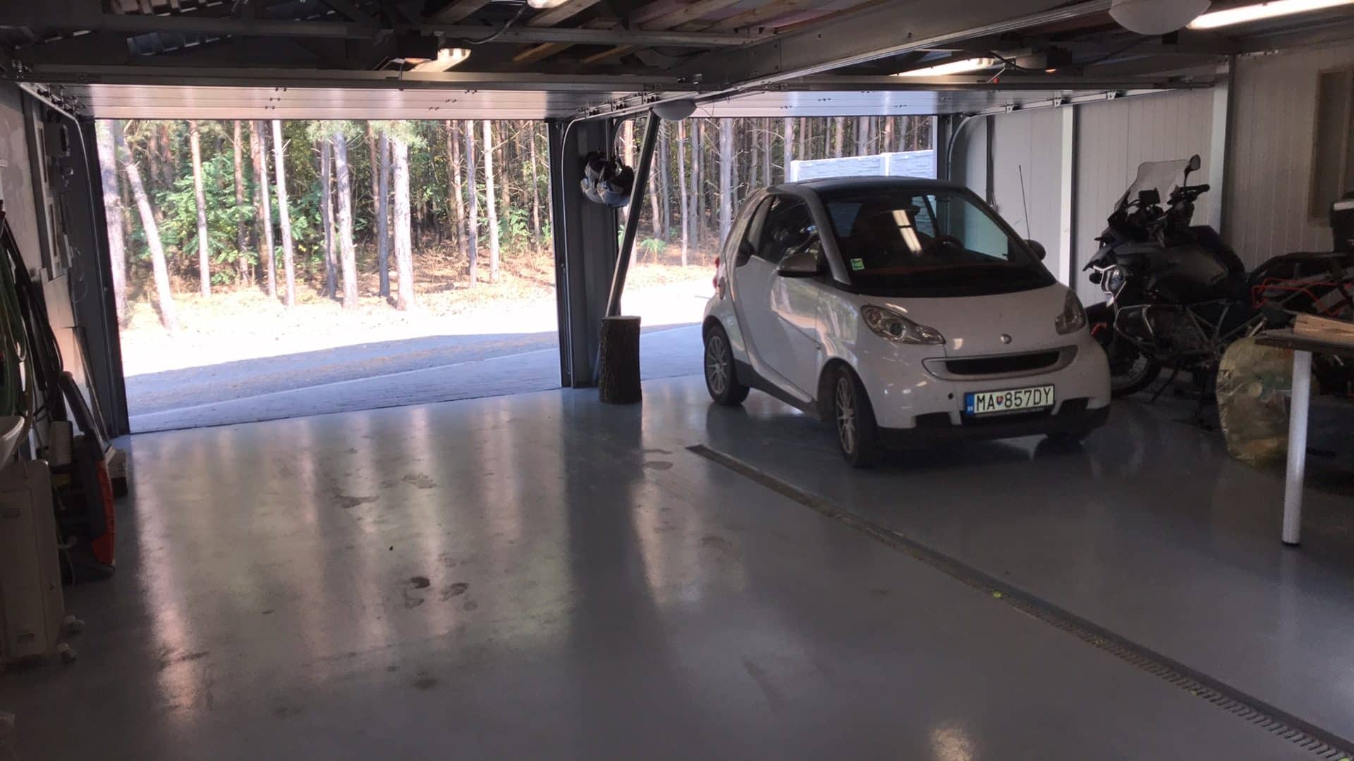 Biele auto zaparkované v garáži