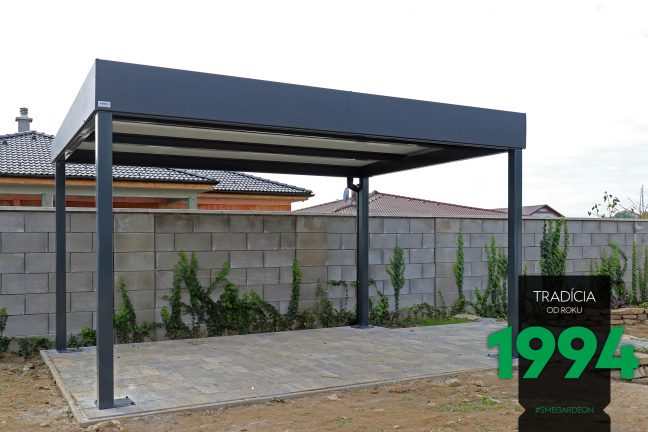 Tmavá pergola na záhrade