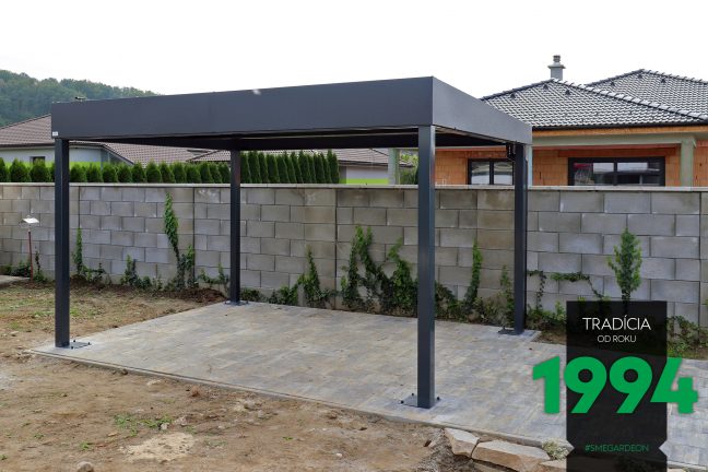 Tmavá pergola z pravej strany