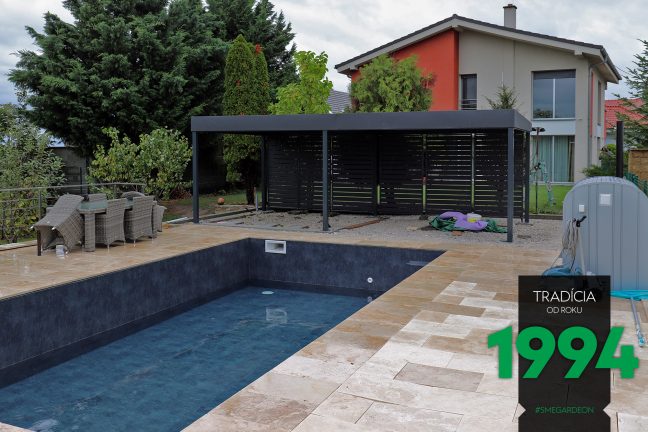 Pergola pred bazénom v lete