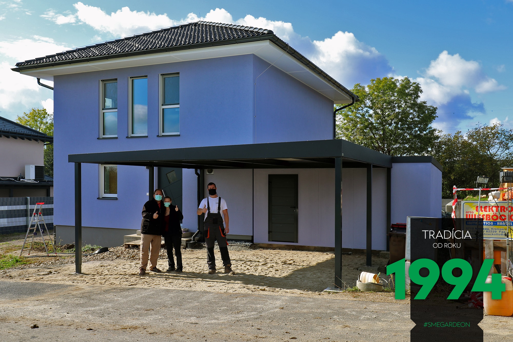 Spokojný zákazníci s montážnikom pod prístreškom