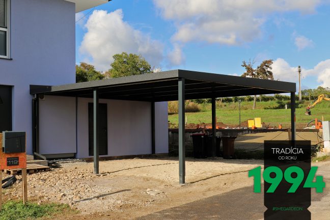 Prístrešok pre dve autá pred domom a záhradným domčekom