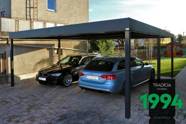 Autá zaparkované pod prístreškom pre dve autá