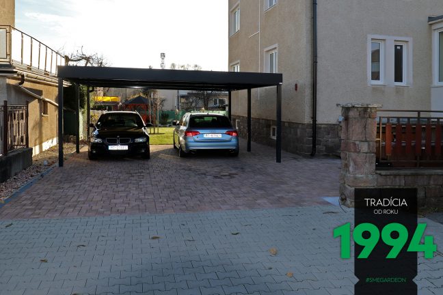 Dve autá zaparkované pod prístreškom