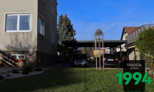 Autá zaparkované pod prístreškom na záhrade