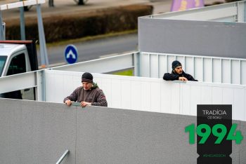 Montážnici montujú steny radovej garáže