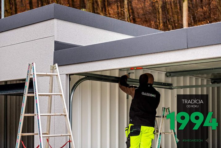 Montážnik na rebríku