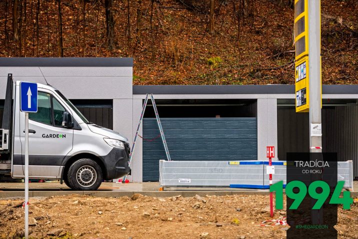 Dodávka GARDEON pri radovej garáži
