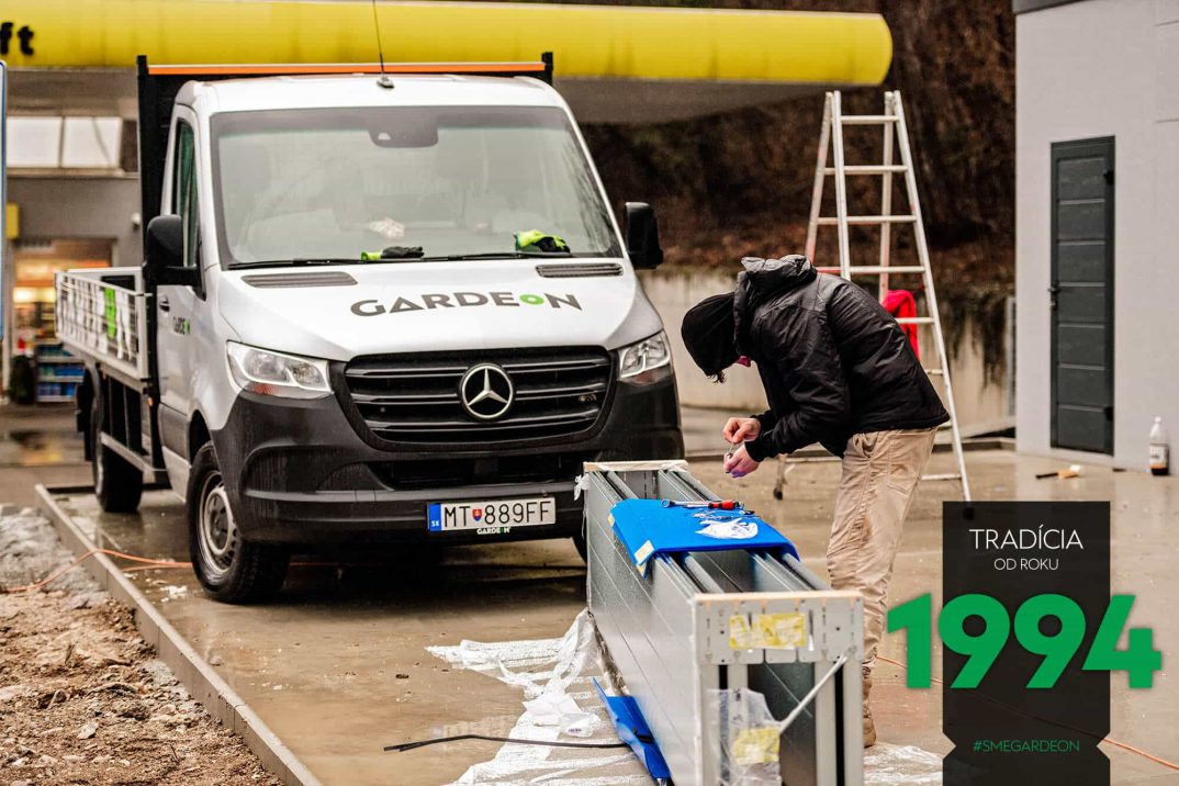 Montážnik pri dodávke GARDEON