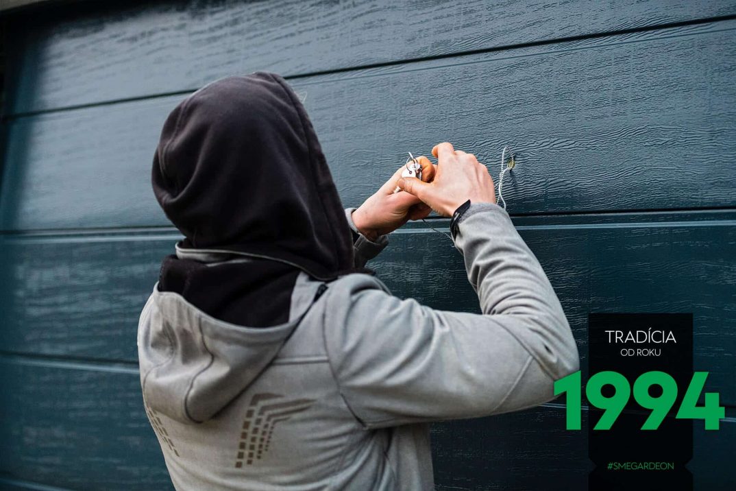 Montážnik pri garážovej brány