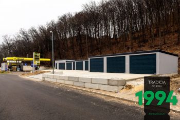 Radová montovaná garáž v sivej omietke