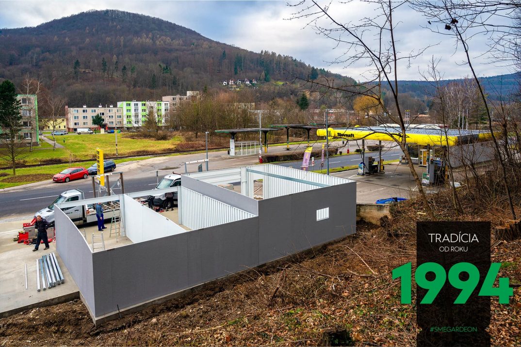 Priebeh montáže radovej garáže