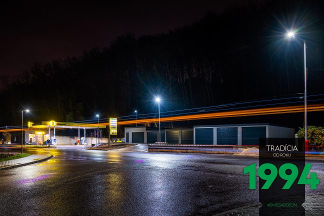 Radová montovaná garáž v noci