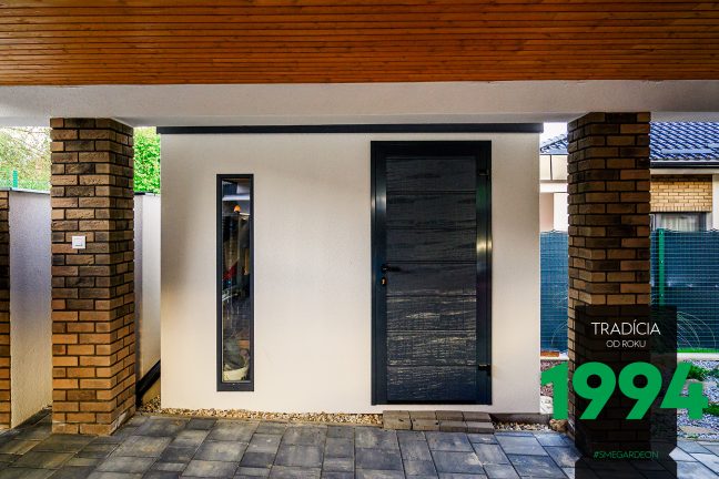 Záhradný domček s tmavou atikou