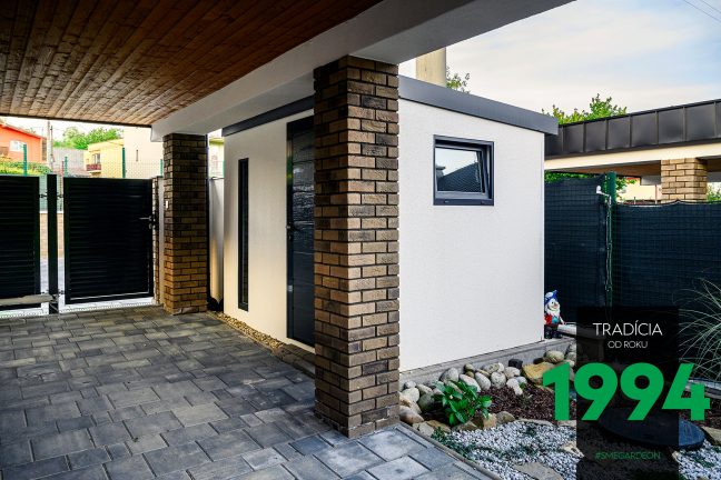 Záhradný domček v bielej omietke