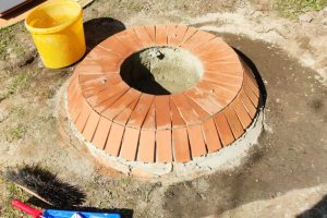 Bet&oacute;novanie a obklad ohniska.