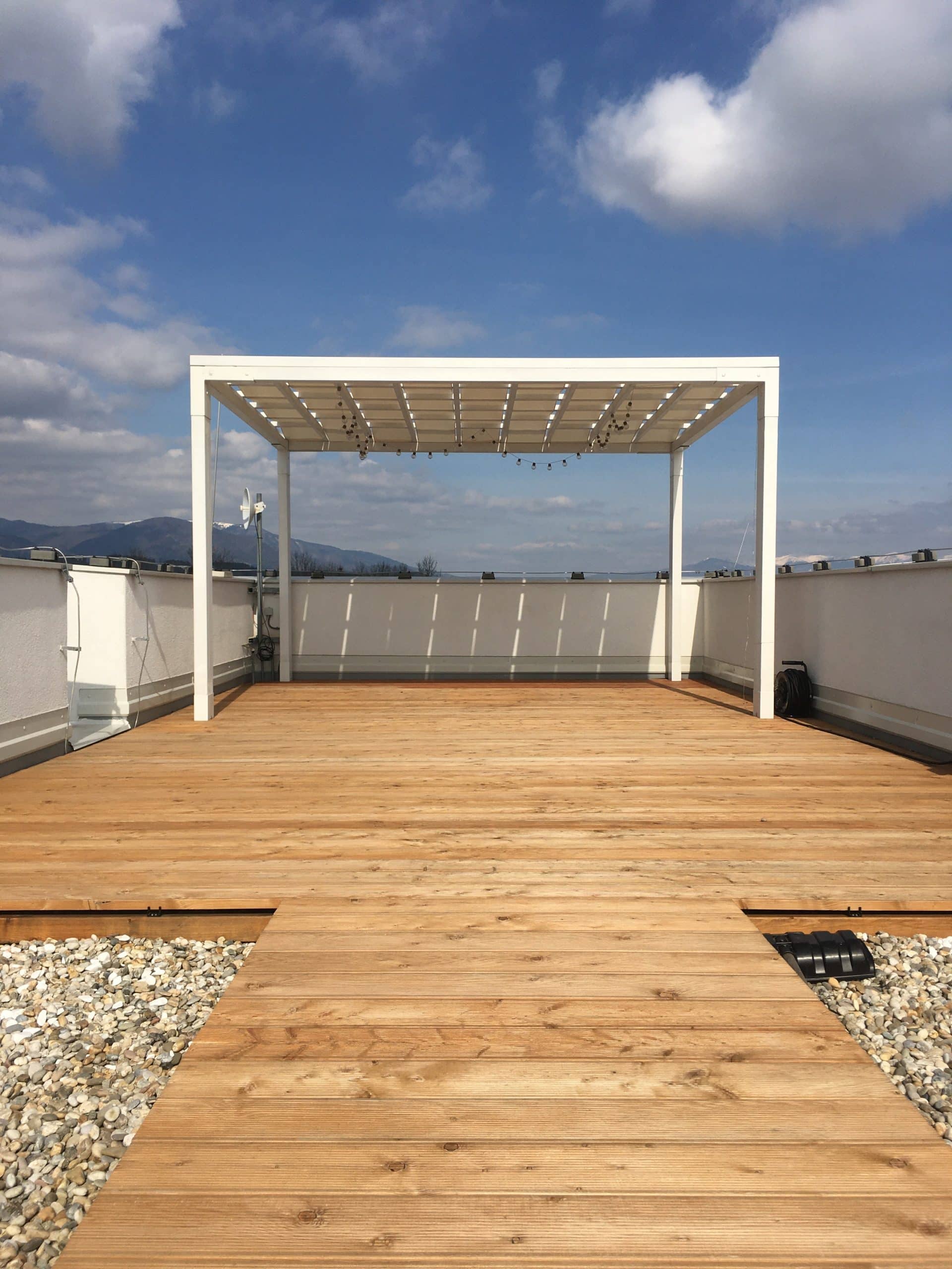 Drevený prístrešok na streche firmy GARDEON