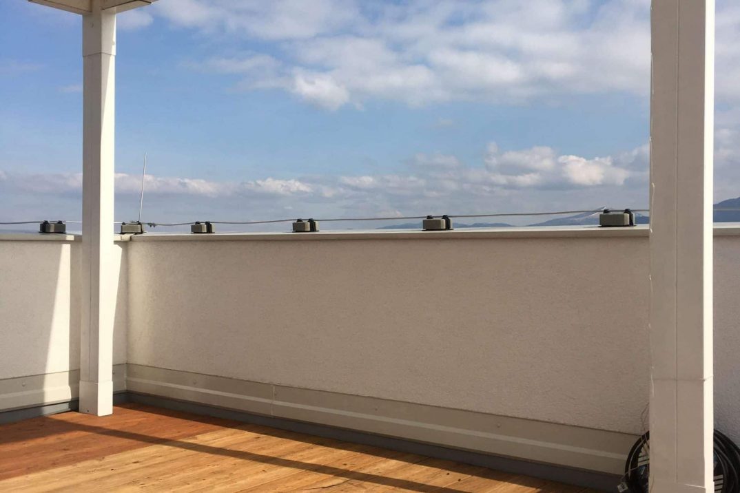 Biela pergola so svetielkami na streche