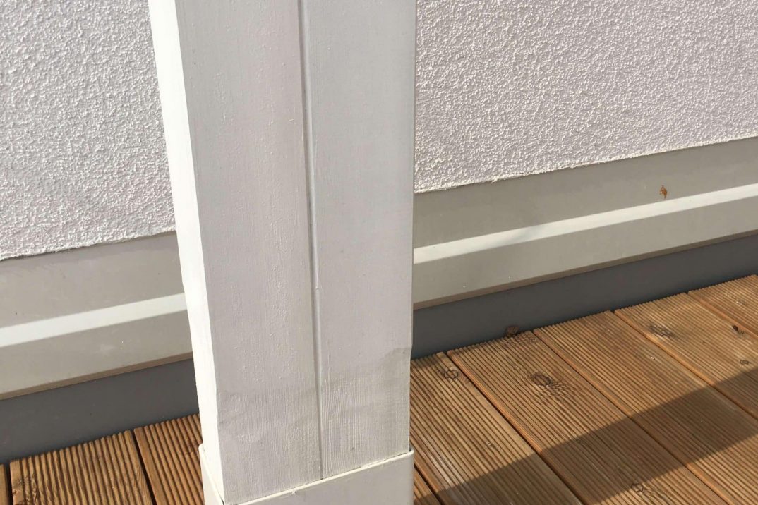 Stĺp pergoly v drevenej podlahe na streche