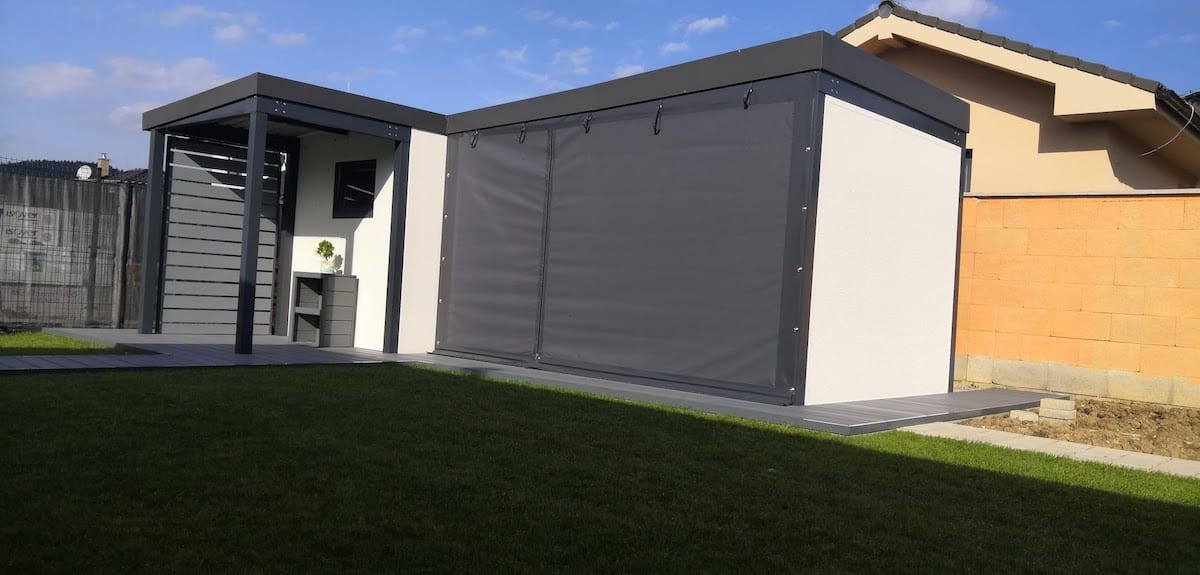 Ochranná plachta pri domčeku