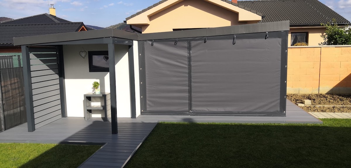 Ochranná plachta pod altánkom