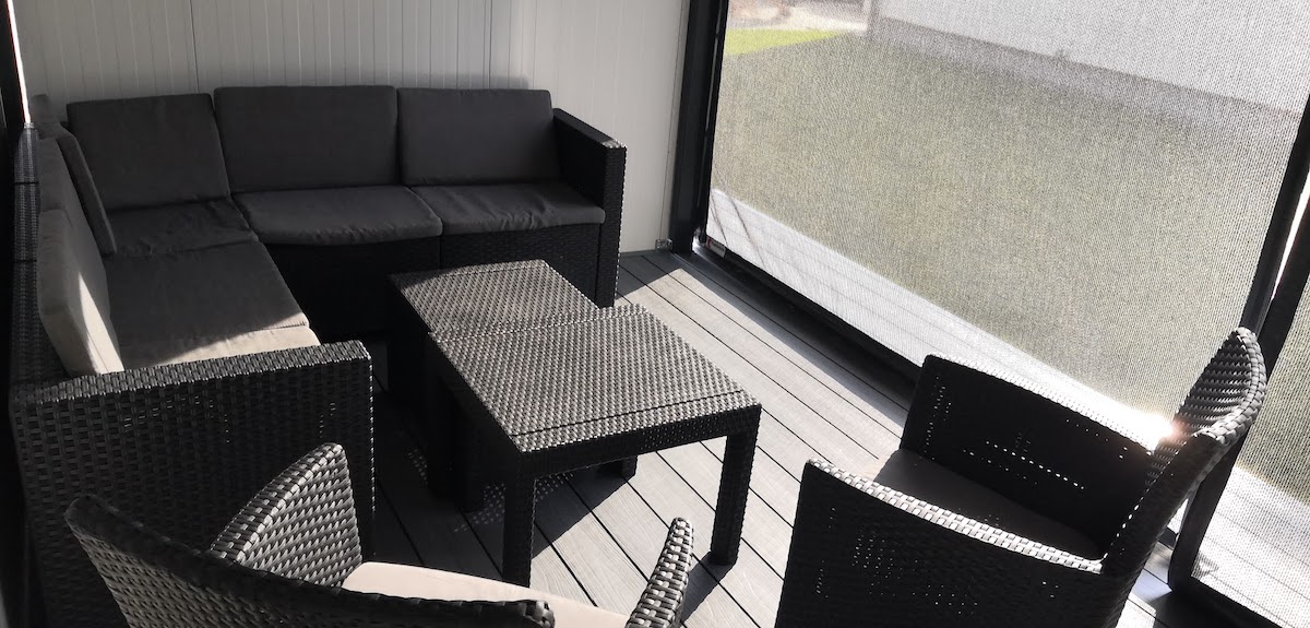 Posedenie za ochrannou plachtou